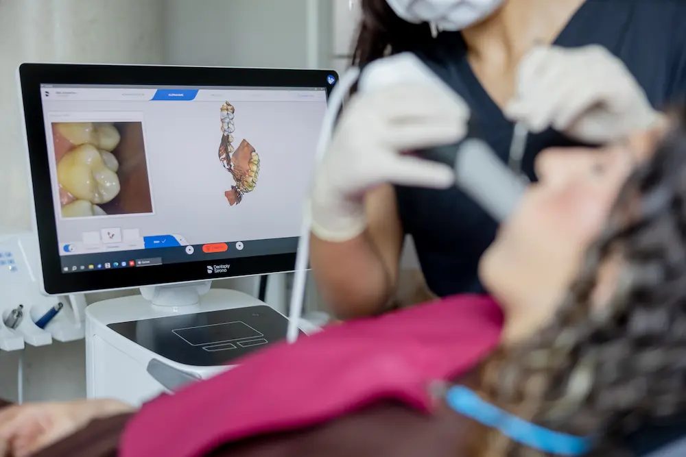 Intraoralscan im Zahnzentrum Olpe: Der Scanner erfasst die Zähne dreidimensional, auf dem Bildschirm entsteht das digitale Modell